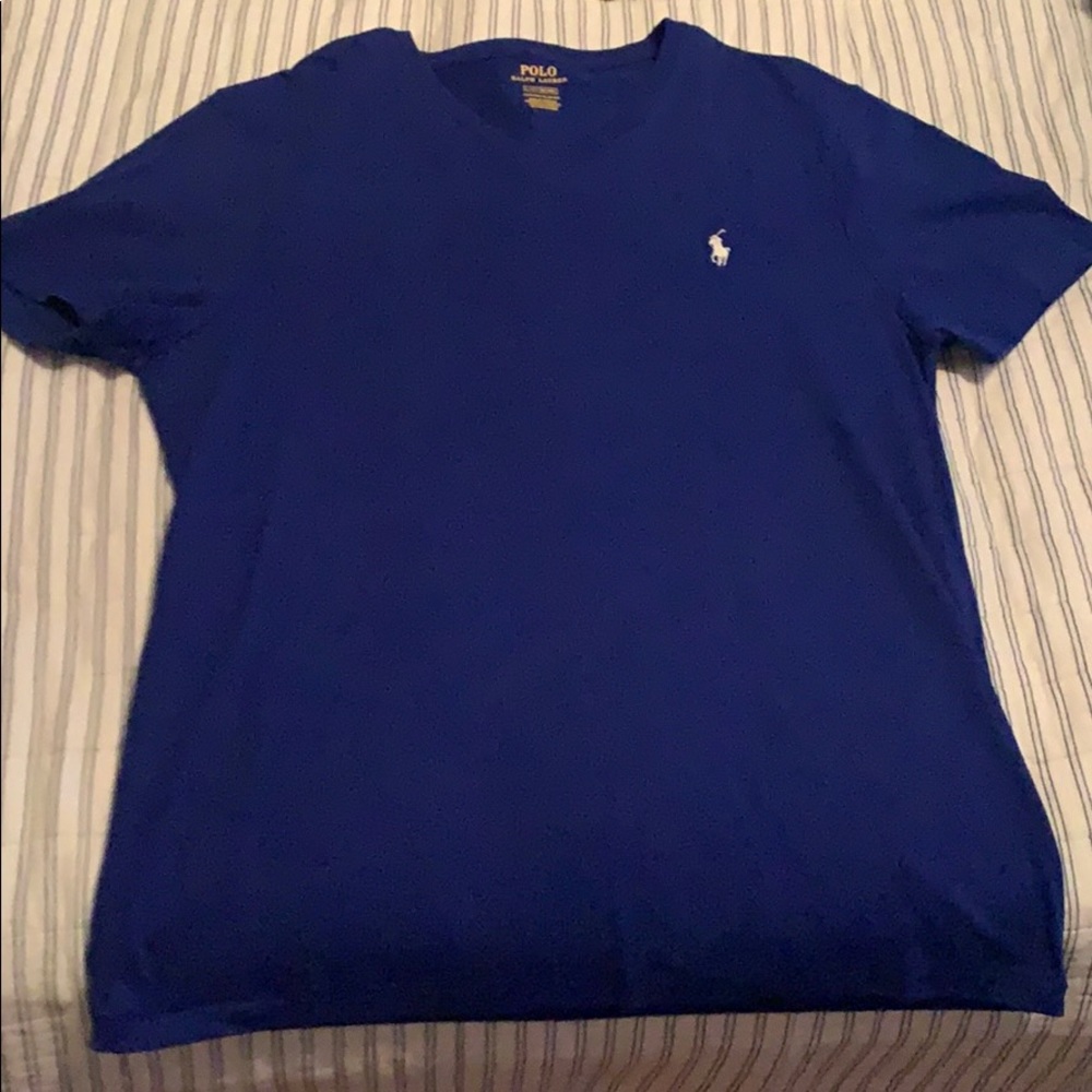 POLO BLUE V NECK SHORT SLEEVE. SIZE L.
